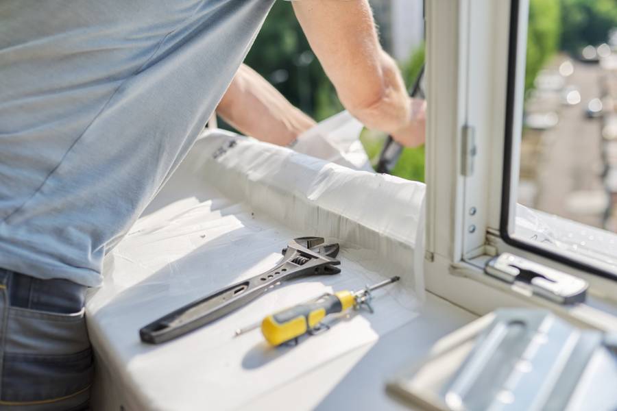 installing-air-conditioner-apartment-office-closeup-engineer-installer-s-hands-working-with-outdoor-unit-male-technician-repairing-with-tools_900x600 Rénovation maison