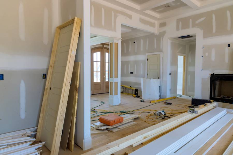new-house-construction-with-stacker-wooden-material-door-molding-trim_900x600 Fabrication de portail sur-mesure