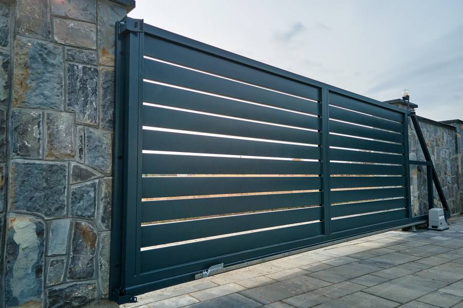 wide-automatic-sliding-gate-with-remote-control-installed-high-stone-fense-wall-security-protection-concept_900x600 Maconnerie réalisée par Bati 40 Dax